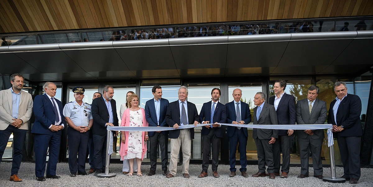 Inauguracin de la terminal del Aeropuerto Internacional de Carmelo.